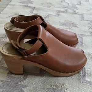Sven open-toed ankle strap clogs